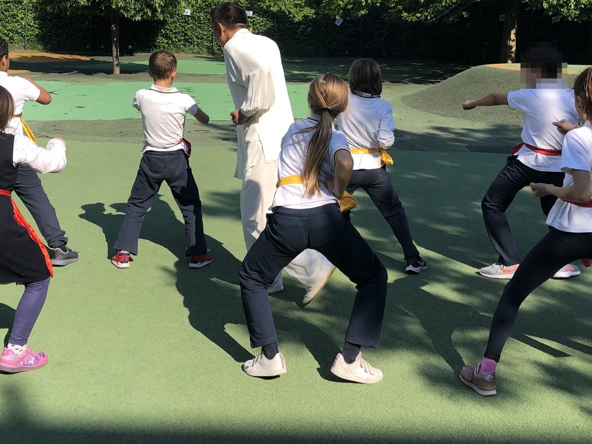 MIX在BES的示范课：孩子们在操场上练功夫