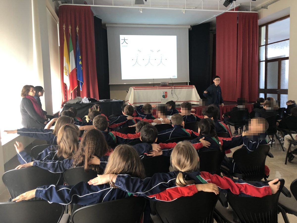 Zaccaria学生在MIX示范课上张开双臂摆出“大”字